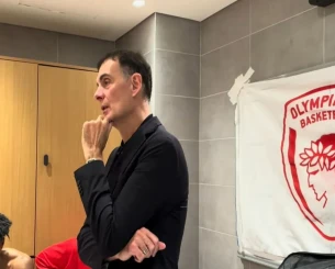 Μπαρτζώκας στους παίκτες του Ολυμπιακού: «Αυτή η νίκη είναι πραγματικά σημαντική» (video)