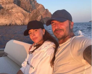 Δεν περιμέναμε να το δούμε από τον Ντέιβιντ Μπέκαμ - Η Βικτόρια τον... ξεμπρόστιασε για την συνήθειά του στον ύπνο (photo)