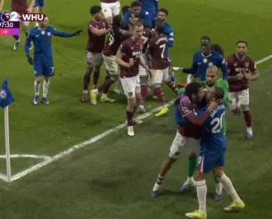 Χαμός στο Τσέλσι-Γουέστ Χαμ: Ο Μαυροπάνος χαστούκισε αντίπαλο - Ο Τραορέ έριξε στο έδαφος τον Κουκουρέγια (video)