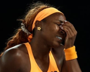 Η Κόκο Γκοφ ξέσπασε μετά τον αποκλεισμό της και διέλυσε την ρακέτα της (video)