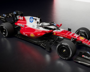 Η «λευκή» Ferrari αποκαλύφθηκε ενόψει της νέας σεζόν της Formula 1 (video)