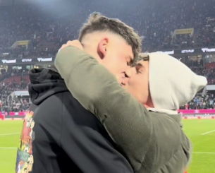 «Είπε το… ναι»: Η πρόταση γάμου του γκέι ζευγαριού κατά τη διάρκεια αγώνα της Bundesliga (video)