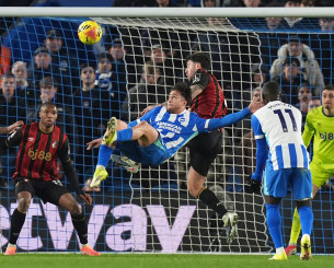 Ο Κωστούλας με αδιανόητο ανάποδο «ψαλιδάκι» ισοφάρισε για την Μπράιτον (video)