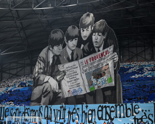 Μια... στοργική στιγμή στην κερκίδα: Οι Beatles διαβάζουν Προβηγκιανή εφημερίδα στη Μασσαλία
