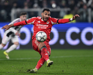 Πολύ άτυχος ο Παυλίδης, γλίστρησε σε εκτέλεση πέναλτι κι έστειλε τη μπάλα στα... περιστέρια (video)