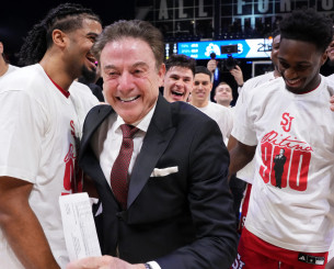 Ο Ρικ Πιτίνο έγραψε ιστορία: Νίκησε τον γιο του και έφθασε τις 900 νίκες στο NCAA