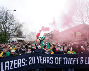 Ξεσηκωμός των οπαδών της Μάντσεστερ Γιουνάιτεντ: Διαδηλώσεις με μάσκες κλόουν κατά της διοίκησης (video)