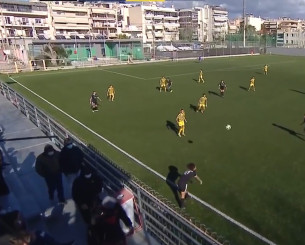 Η στιγμή που κουκουλοφόροι μπήκαν στις εξέδρες και διέκοψαν αγώνα ποδοσφαίρου γυναικών (video)