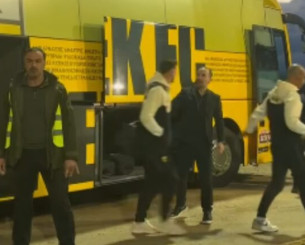 Με αποθέωση στον Γιόβιτς η άφιξη της ΑΕΚ στο γήπεδο της Τρίπολης (video)