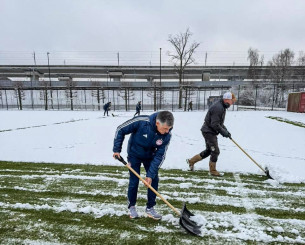 Τρομερός Μεντιλίμπαρ: Καθάρισε τα χιόνια με φτυάρι για να γίνει η προπόνηση του Ολυμπιακού!