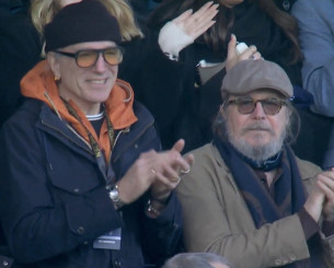 Τι κάνουν δυο σταρ του Hollywood σε αγώνα δεύτερης κατηγορίας στην Αγγλία