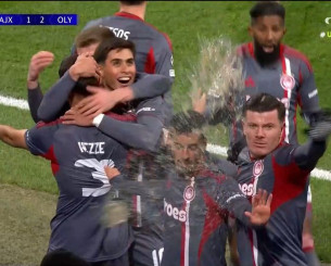 Οι παίκτες του Ολυμπιακού δέχθηκαν αντικείμενα στους πανηγυρισμούς του δεύτερου γκολ (video)