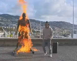 Βανδαλισμός έξω από το μουσείο του Ρονάλντο: Νεαρός έβαλε φωτιά στο άγαλμα του Πορτογάλου (video)