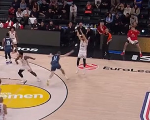 Τρομερό σκηνικό: Μπαρτζώκας και Βεζένκοφ ακύρωσαν την αλλαγή λόγω τριπόντου του Πίτερς (video)