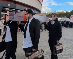 Οι οπαδοί της Σεβίλλης έκαναν... κηδεία πριν το ματς με την Αθλέτικ Μπιλμπάο (video)