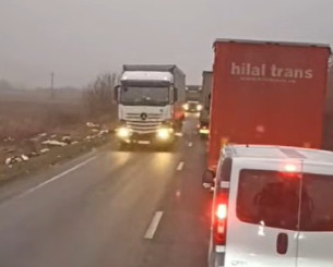 Το βίντεο του Έλληνα οδηγού νταλίκας που περνάει από τα συντρίμμια στο δυστύχημα της Ρουμανίας