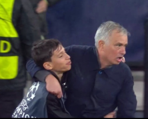 Επικός Μουρίνιο, πανηγύρισε τη «θεότρελη» πρόκριση της Μπενφίκα αγκαλιά με ball boy (video)