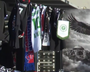 Συγγενής του Σλούκα άφησε φανέλα του στην Τούμπα στη μνήμη των αδικοχαμένων φίλων του ΠΑΟΚ (video)