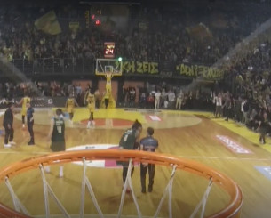 Μετά τον Αταμάν αποβλήθηκε και ο Χολμς για διαμαρτυρία (video)