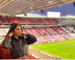 «Έχεις το πιο τέλειο σώμα από όλες» - Μοντέλο πήγε στο γήπεδο φορώντας δερμάτινα και αποθεώθηκε