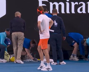 Ο αγώνας του Τσιτσιπά διεκόπη προσωρινά: Ball girl ένιωσε αδιαθεσία και έκανε εμετό