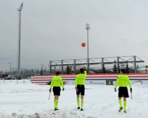 Θαρραλέοι διαιτητές πήγαν να ελέγξουν τον αγωνιστικό χώρο - Με 40 πόντους χιόνι αγώνας δεν γίνεται (video)