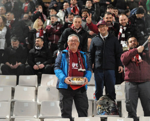 Οπαδός της ΑΕΛ Novibet πήγε στο γήπεδο με 2,5 κιλά… αρνίσια παϊδάκια