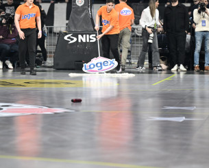 Βροχή αντικειμένων στο Βελιγράδι μετά την αποβολή του Ρογκαβόπουλου - Χτυπήθηκαν μέλη της αποστολής