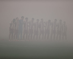 Ενός λεπτού σιγή σε θολό τοπίο πριν το ΑΕΚ-Ολυμπιακός για τις τραγωδίες σε Ρουμανία και Τρίκαλα (video)