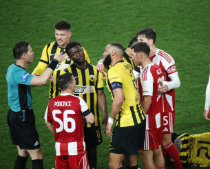 Ξένος αναλυτής διαιτησίας πήρε θέση για το πέναλτι στο ΑΕΚ - Ολυμπιακός: «Δεν έπρεπε να παρέμβει ο VAR»