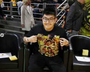 Η ιστορία πίσω από το T-shirt που φορούσε ο Ρίτσαρντ Σιάο στο Παλέ