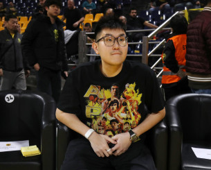 Μέλος του ΑΣ Αρης ο εκστασιασμένος με τον κόσμο Σιάο