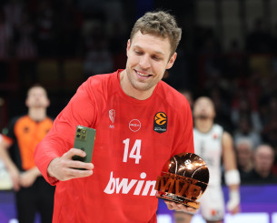 Ο MVP του Ιανουαρίου στην Euroleague Βεζένκοφ παρέλαβε το βραβείο του (photo)