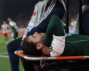 Αποχώρησε με φορείο ο Καλάμπρια από το ντέρμπι με τον Ολυμπιακό