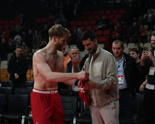 Δεν έφυγε με άδεια χέρια: Ο Τζόκοβιτς είδε τη νίκη του Ολυμπιακού και πήρε δώρο μία φανέλα του Γουόκαπ