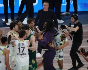 Χάος μετά το buzzer beater του Μπόλντγουιν - Ο Λεσόρ μπήκε μέσα στο παρκέ (photos)