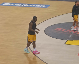 Η... στυλιστική επιλογή του Μπάρτλεϊ που έκλεψε την παράσταση στη Sunel Arena (video)