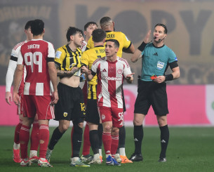 Καταγγελία της ΑΕΚ στον εισαγγελέα για ρίψη ομπρέλας από  Ποντένσε στην κερκίδα