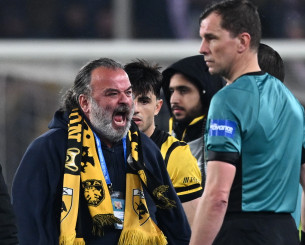 Επεισόδιο Ηλιόπουλου με Καραπαπά και τους διαιτητές μετά το ΑΕΚ-Ολυμπιακός! (video)