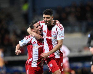 Ο Ολυμπιακός με σούπερ Ποντένσε πέρασε επιβλητικά από την Τρίπολη και «σκαρφάλωσε» μόνος στην κορυφή