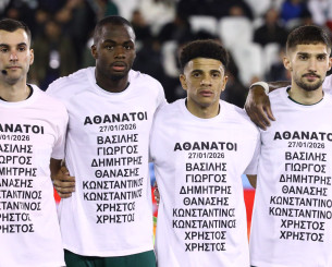 Υπέροχη πρωτοβουλία: Παναθηναϊκός και ΠΑΟΚ μπήκαν στο γήπεδο με φανέλα αφιερωμένη στους αδικοχαμένους οπαδούς