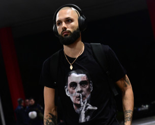 Ο Φουρνιέ φόρεσε μπλουζάκι... στήριξης στον Μπαρτζώκα (video)