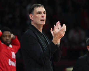 Ο Γιώργος Μπαρτζώκας απάντησε για το μπλουζάκι με τη μορφή του που φορούσε ο Φουρνιέ