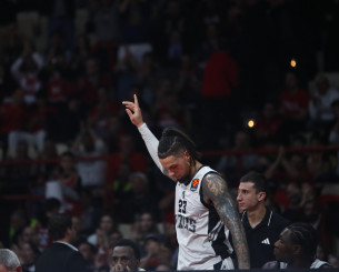 Αποθέωση του Ντάνιελ Χάκετ από τον κόσμο του Ολυμπιακού (video)