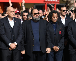 Ο ποδοσφαιρικός Ολυμπιακός στο μνημόσυνο για τα θύματα της Θύρας 7 (pics)