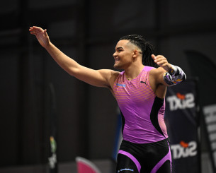 Ο Καραλής μεγάλος νικητής στο Fly Athens Indoor - Αποθεώθηκε από το κοινό (video)