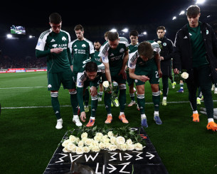 Οι παίκτες του Παναθηναϊκού άφησαν λουλούδια ως φόρο τιμής στα θύματα της θύρας 7 (video)