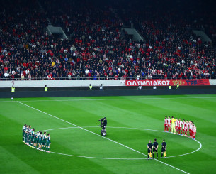 «Αδέρφια ζείτε εσείς μας οδηγείτε»: Ενός λεπτού σιγή και λευκά τριαντάφυλλα στο «Καραϊσκάκης» (video)