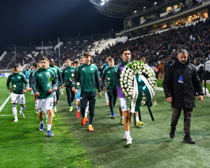 Οι παίκτες του Παναθηναϊκού κατέθεσαν στεφάνι και λευκά τριαντάφυλλα στη μνήμη των φίλων του ΠΑΟΚ (photos)