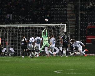 Ενστικτωδώς ο Λαφόν απέκρουσε την «καρφωτή» κεφαλιά του Γιακουμάκη (video)